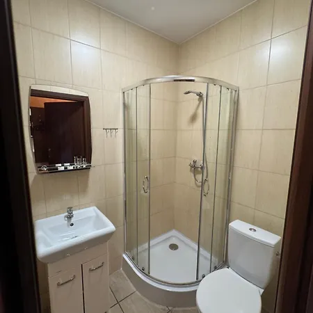 Malinowy Dwor 여관 *